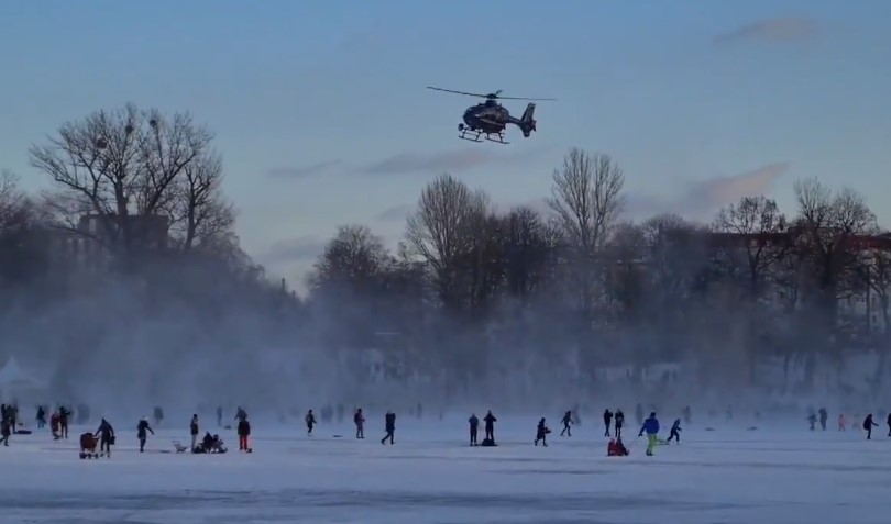 Berlínská policie se snažila rodiče s dětmi užívající čerstvého vzduchu rozehnat vrtulníkem