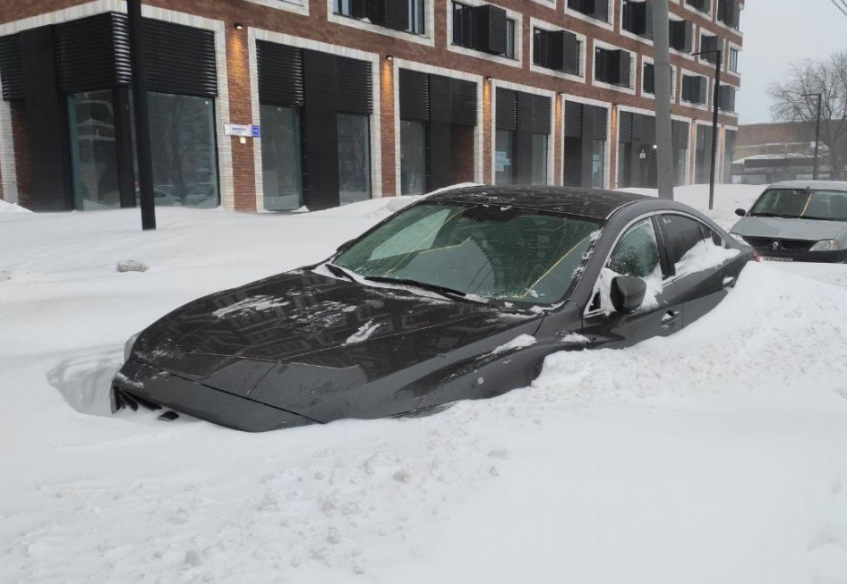 Moskva zažila vánici, napadlo půl metru sněhu, doprava zkolabovala