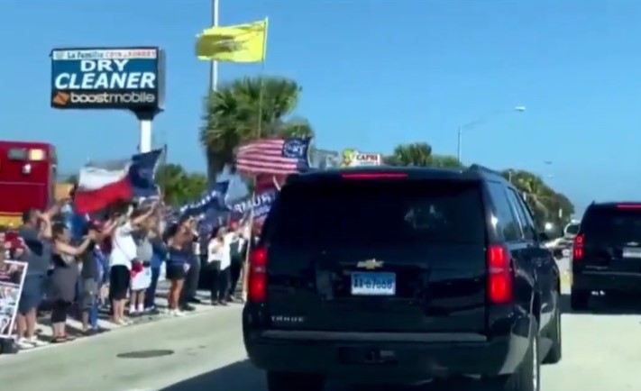 Trumpa přivítalo obrovské množství lidí. Youtube musel u Bidena zakázat lajky