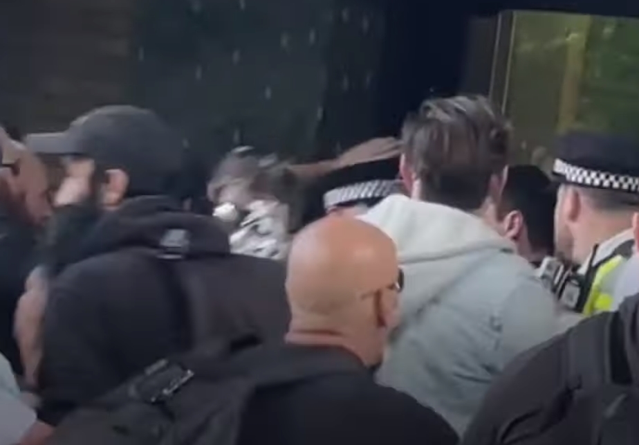 Média jsou virus. Protestující se pokusili vniknout do bývalého sídla BBC