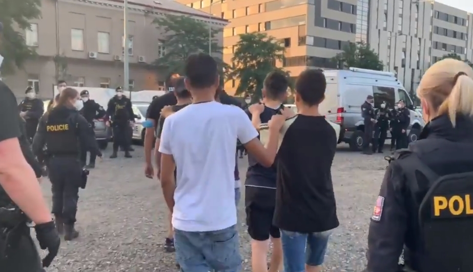Další migranti v Česku. Řidič dodávky ujížděl policistům, ale havaroval