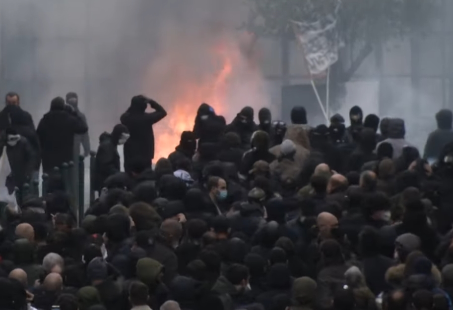 Protesty na Korsice přerostly v nepokoje kvůli napadení vězněného nacionalisty