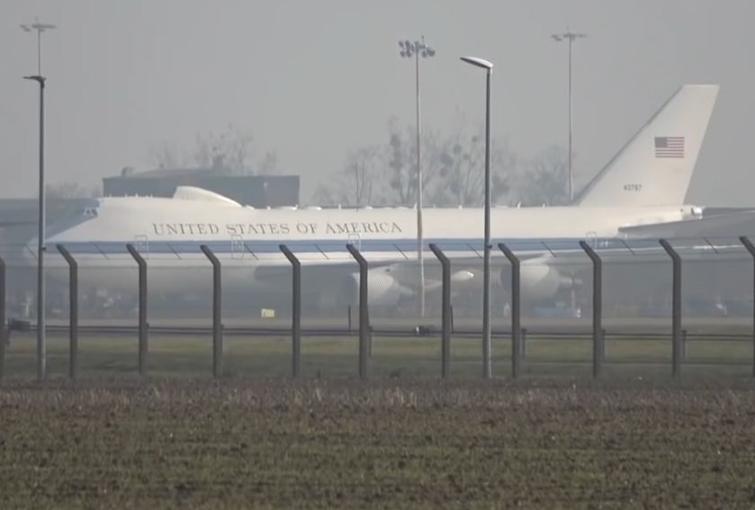 Americké letadlo „soudného dne“ je s Bidenovo flotilou v Evropě