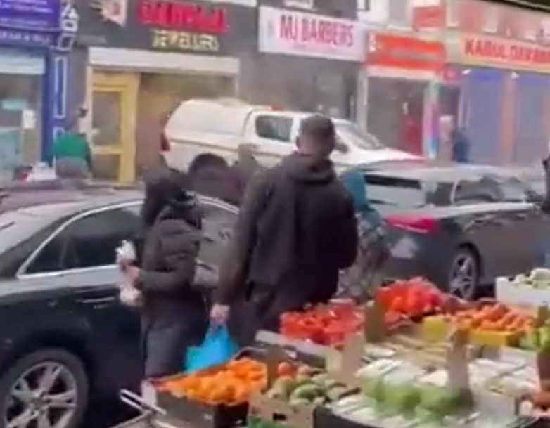 Maskovaní muži se sekerami přepadli klenotnictví v Birminghamu