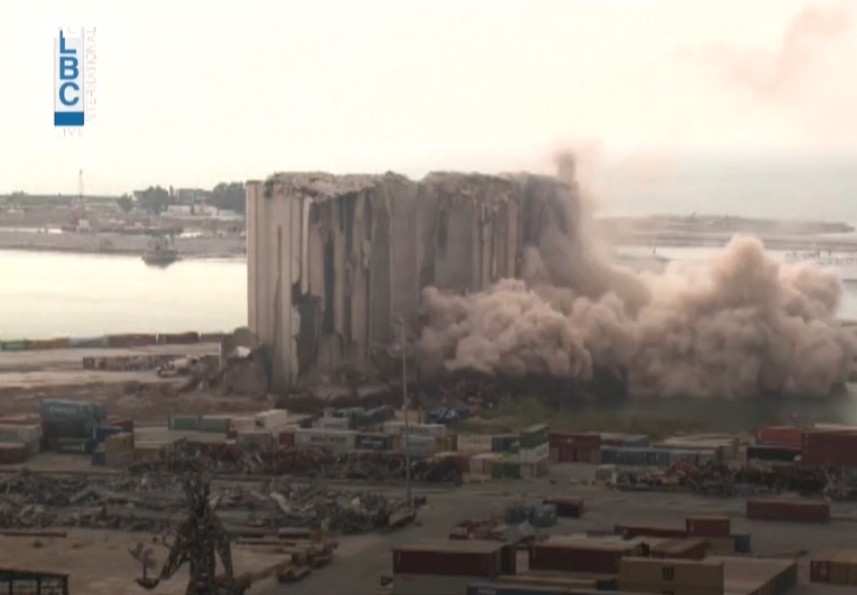 Bejrútské obilné silo zasažené výbuchem se náhle zřítilo v mohutném oblaku trosek