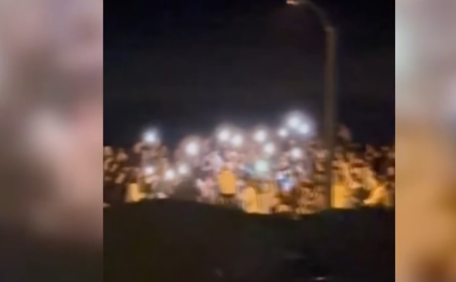 Dramatické video ukazuje zběsilé teenagery, jak v Kalifornii mlátí mariňáky