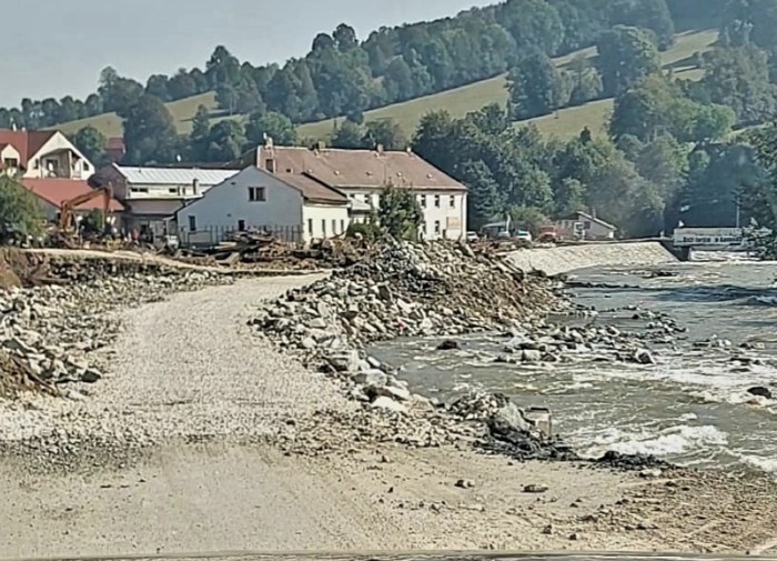 ŽIVĚ: Česká armáda pomáhá v Jeseníku a dalších oblastech | AC24.cz