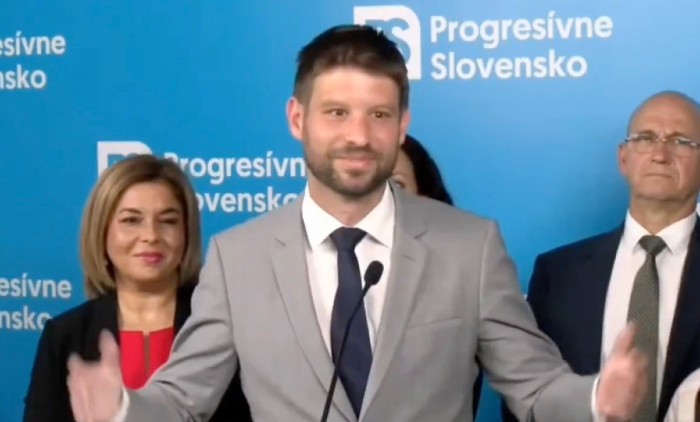 Lhal Šimečka na tiskové konferenci? Toto video to dokazuje | AC24.cz