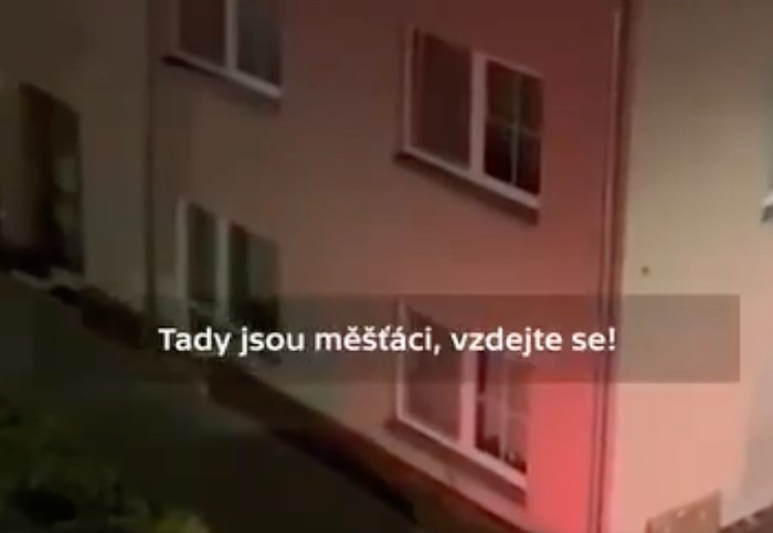 Právě zveřejněné video z večerního zásahu policie u Jiříkovského | AC24.cz